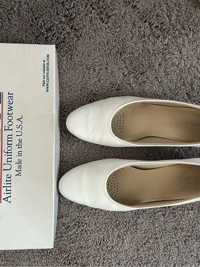Capps Navy regulation Women’s White Leather Pumps 9 Meduim